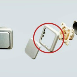 Embellecedor gris plata para toma de corriente.