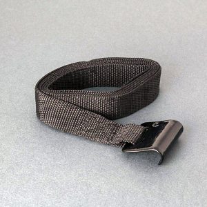 E007 – Cincha con platina de metal en negro para portabicis