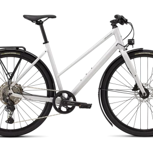 Specialized Sirrus X 3.0 EQ Step-Through 2026 – Híbrida equipada con Shimano CUES 1×11 (11–50), buje dinamo con luces, portabultos Racktime y guardabarros DRYTECH