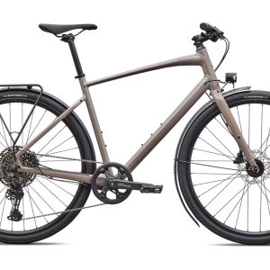 Specialized Sirrus X 3.0 EQ – Híbrida equipada para commuting y caminos con Shimano CUES 1×11 (11–50), buje dinamo, luces, guardabarros DRYTECH y portabultos Racktime